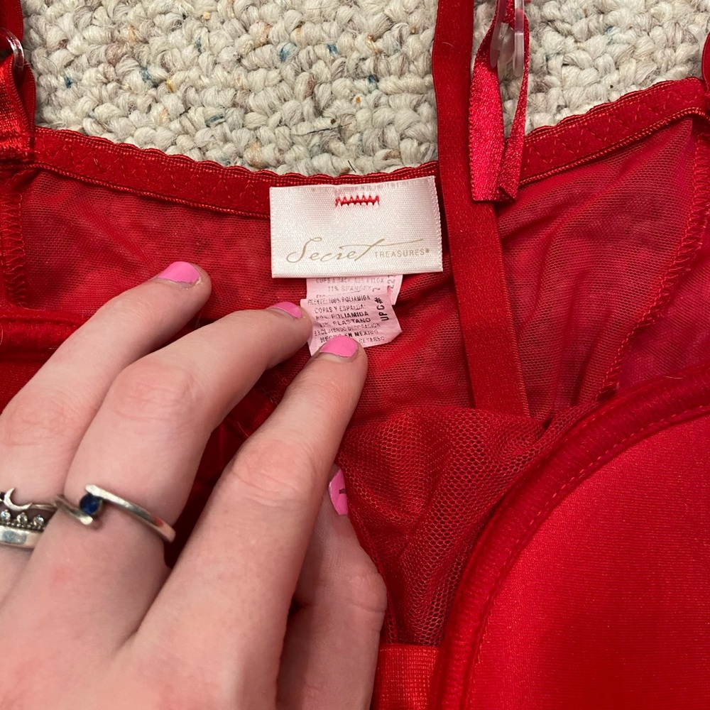 Red bra - Picture 2 of 2